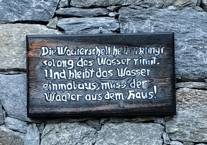 Holzschild an der Waalerhütte mit Spruch